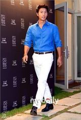 组图：李素妍安慧京等出席时尚品牌开业仪式