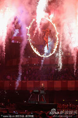 组图：艾莉西亚-凯斯黑衣自弹自唱致敬惠特尼