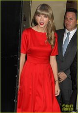 组图：泰勒-斯威夫特亮色礼服秀时尚 宣传新专辑