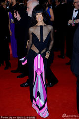 组图：白灵透视黑裙现身 背面裸露从头至臀