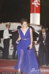 组图：文根英蓝色深v长裙性感亮相釜山红毯