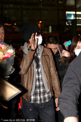 组图：周渝民言承旭及吴建豪蒙面现身机场