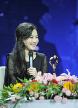 组图：张柏芝赵雅芝亮相山东《孝亲盛典》献唱