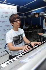 高清图：陈楚生秀音乐天赋 深圳个唱变身钢琴王子