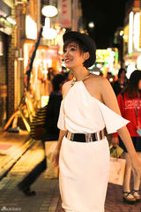 组图：陈维涵发布白裙写真 明艳动人