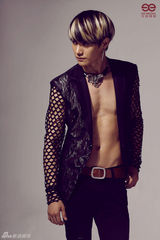 组图：至上励合秀腹肌 成员金恩圣褪青涩形象