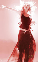 组图：布兰妮拍五彩时尚大片 背部全裸秀纹身