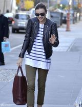 高清组图：米兰达-可儿街拍机车夹克搭配条纹衫