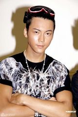 组图：卫兰陈伟霆关菊英等为《劲歌金曲》录影