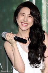 组图：歌手徐仁英发新专辑 清凉装秀身材