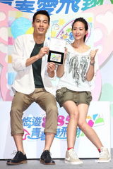 组图：张钧甯杨佑宁台北献爱心 竞标对方手绘卡片