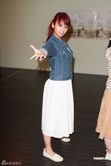 组图：舞台剧《20出头》彩排 Crystal牛仔长裙清新