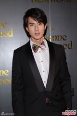 组图：吴尊当爸派红包 吴镇宇走秀范儿足获赞