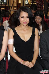 组图：胡杏儿低V宣传慈善 无惧全裸拍宣传照