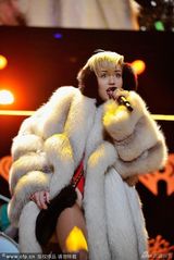 组图：麦莉土豪大衣戏矮人 穿高叉裤自摸热舞