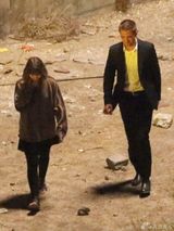 组图：帕丁森新片激吻爱丽丝 摸腿野战欲火焚身