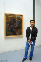 组图：李坤霖受邀出席画展 轻便装扮显活力