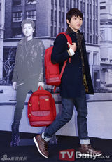 组图：韩星宋仲基背红包亮相新品会