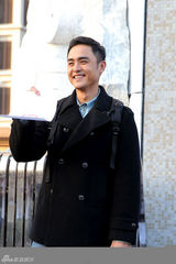 组图：明道退役心情大好 粉丝门口热烈迎接