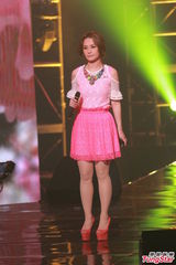 组图：劲歌金曲twins荧光造型 容祖儿扮女强人