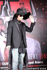 高清图：GD格格巫造型台北造势 笑称拄拐帅