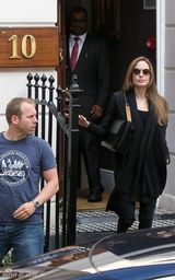 组图：安吉丽娜-朱莉现身印度餐厅 装扮一黑到底