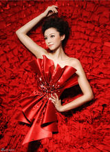 组图：李涵为航天英雄唱颂歌 红色写真曝光