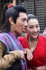 组图：吴奇隆卖萌照集锦 吐舌嘟嘴孩子气十足