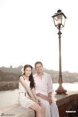 组图：莫文蔚不穿婚纱拍婚照 首公开与老公合影