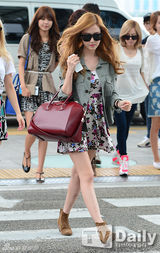 组图：少女时代赴台开唱 机场亮相衣着个性