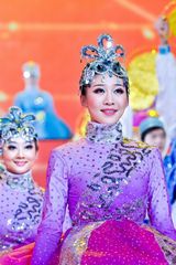 高清组图：双拥晚会 宋祖英《大路越走越宽阔》