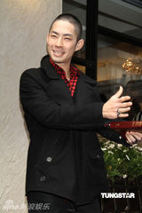 幻灯图：吴建豪小平头亮相 坦陈公司员工涉毒问题