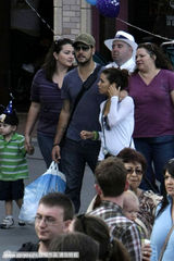 组图：绝望主妇伊娃-朗格利亚与男友当街种草莓  