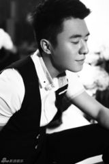 组图：李东恒黑白映画写真 迷离气质精致雕琢