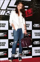 组图：李秉宪新片上映未婚妻现身 金泰熙等捧场