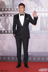 组图：韩星崔始源走上红毯 挥手致意笑容灿烂