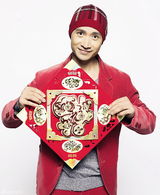 组图：何晟铭红火拜年人气旺 携《宫2》新春贺岁