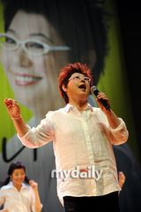 组图：韩女歌手杨熙恩举行出道40年音乐剧发布会