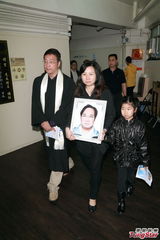 组图：获奖剪接师邹长根举殡 丁羽激动忆故人