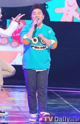 组图：韩团SHINee《M Countdown》强势夺冠