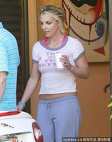 组图：布兰妮穿旧衣露肚腩肉 头发蓬乱面色疲惫