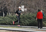 组图：严宽向女友求婚后现身 公园健身慢跑