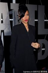 组图：《超级战舰》首映 蕾哈娜古铜肌肤展极致诱惑