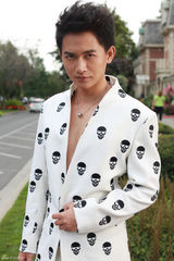 组图：吕聿来国外写真 尽展硬朗式文艺