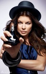 幻灯图集：菲姬推首款香水 拍黑色魅惑广告写真 