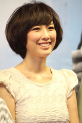 幻灯图：《一路格桑花》首播会 张溪芸清新造型抢眼