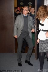 组图：柏林电影节众评委合影 梁朝伟微笑现身