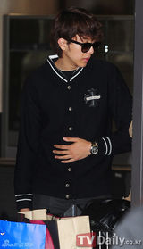 组图：韩众星结束美国公演回国 素颜轻装亮相机场