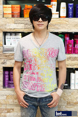 组图：韩星尹道贤出演慈善义卖会展天籁歌喉