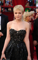 高清组图：凯芮-穆里根亮相黑裙优雅俏皮可人